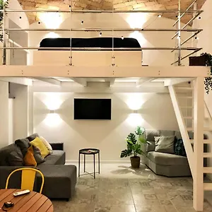 https://beautifully-renovated-loft-in-trastevere.it-romehotels.com